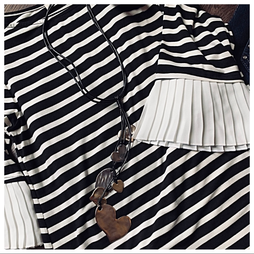 ✨LAST ONE ✨Black and white striped top - Picture 2 of 8